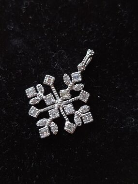 Sparkling Snowflake Pendant Necklace - Silver/White